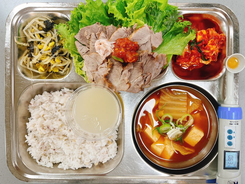 수육보쌈&양념새우젓5.6.9.10
혼합잡곡밥5/쌀밥
얼큰김치국5.6.9
<스마트팜>쌈야채&쌈장5.6
콩나물김가루무침5
보쌈김치9
살얼음동동식혜
<플러스바>
비빔코너5.6/샐러드바1.2.5.6.12
<간편식>
닭가슴살어니언크림맛1.2.5.15.16
선식2.4.5.14/단백질바2.4.5.15_이미지