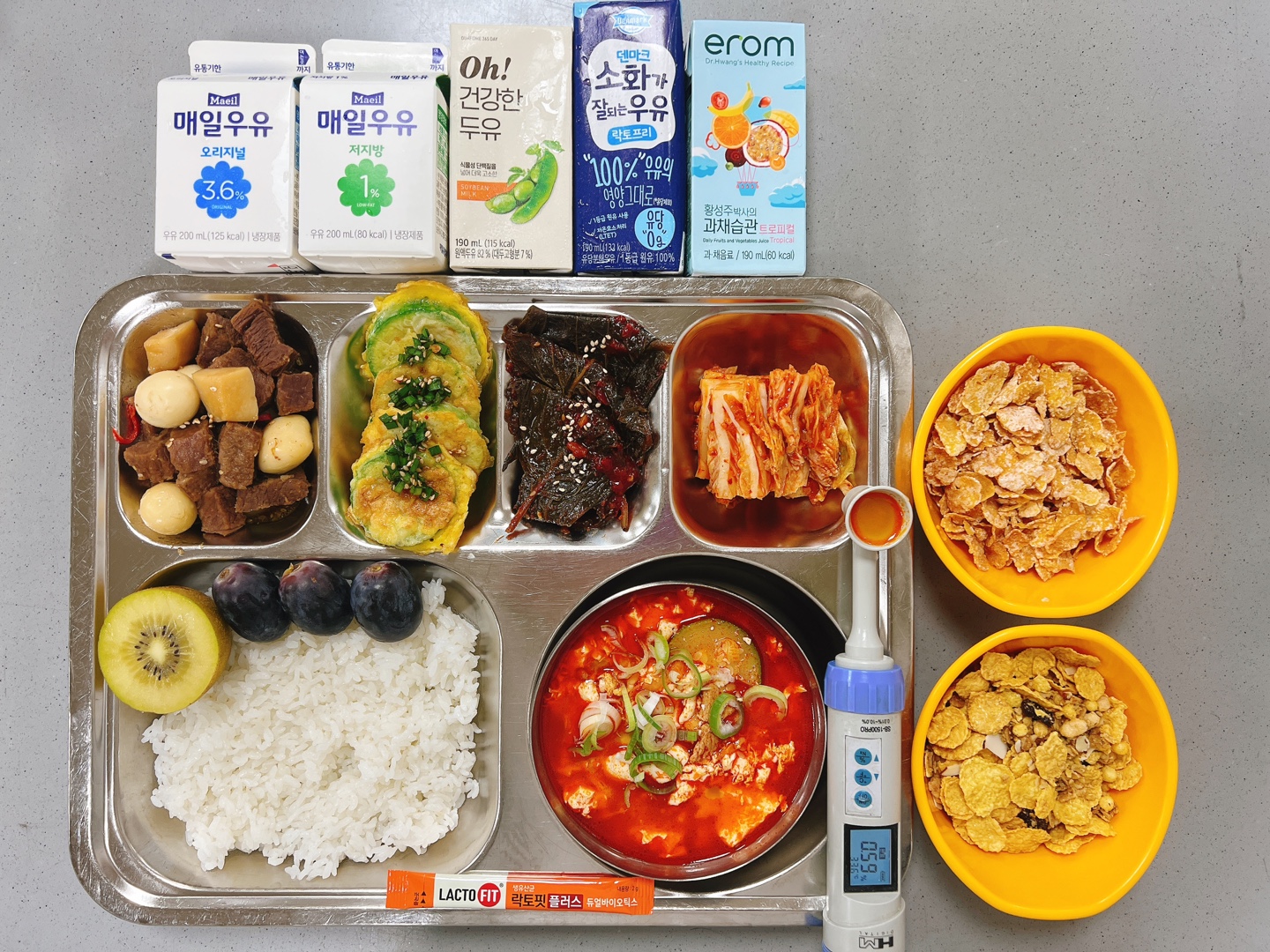 소고기메추리알장조림1.5.6.16
쌀밥/순두부찌개1.5.6.10
애호박전&부추양념장1.5.6
양념깻잎지5.6
포기김치9
모듬과일/유산균2.13
<플러스바>
2종시리얼2.5.6.13/오트밀/견과류14
칼슘치즈2
우유2or저지방우유2or락토프리우유2or두유2or주스12
<간편식>
햄치즈게맛살샌드위치1.2.5.6.8.10.12.15
그릴포크소세지샐러드1.5.6.10.12.13.15
닭가슴살숯불바베큐맛2.5.15.16
소고기미역죽5.6.16
선식2.4.5.14_이미지