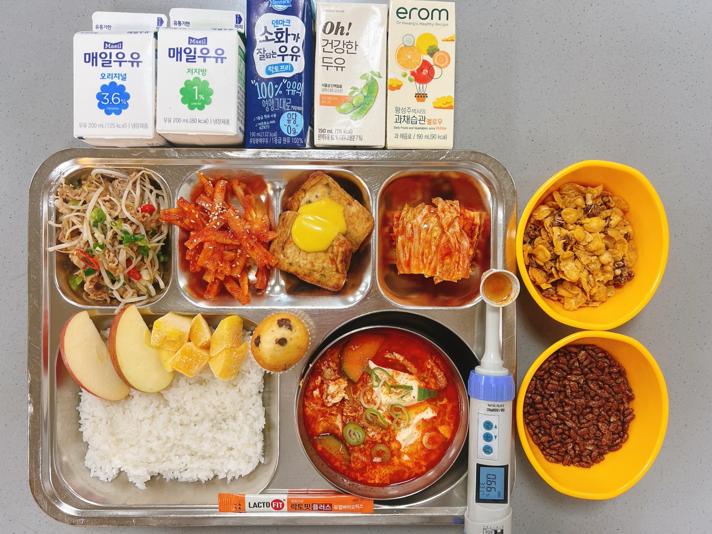 우삼겹숙주볶음5.6.16
쌀밥/순두부찌개1.5.6.10
어두부전&머스타드1.5
명엽채볶음5.6
포기김치9/미니초코머핀1.2.5.6
모듬과일/유산균2.13
<플러스바>
2종시리얼2.5.6.13/오트밀/견과류14
큐브치즈2
우유2or저지방우유2or락토프리우유2or두유2or주스12_이미지