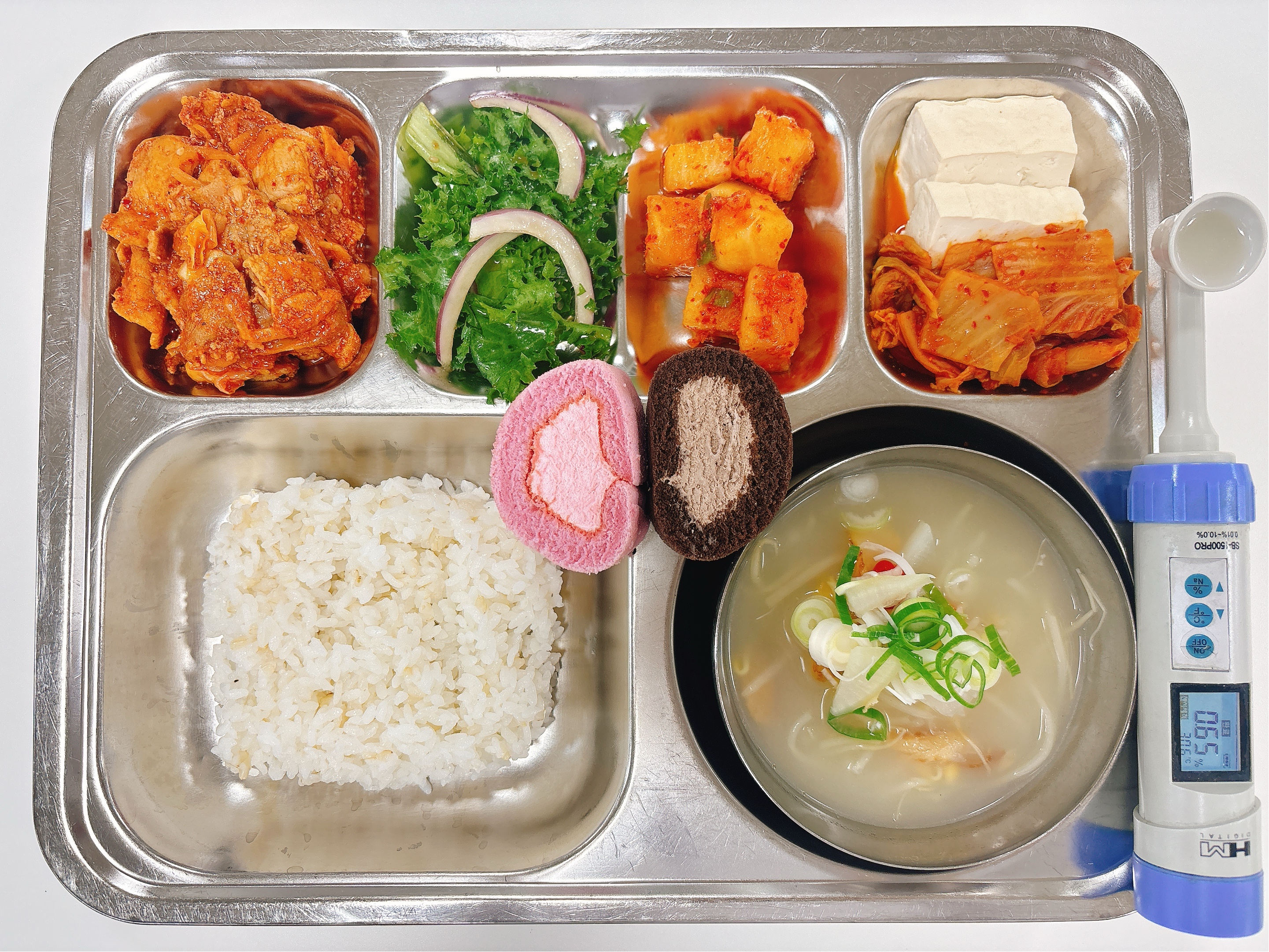 현미밥 
황태콩나물국 (5)
온두부찜&볶음김치 (5.6.9.13)
치커리적양파무침 (5.6.13)
고추장돼지불고기 (5.6.10.13)
깍두기 (9)
선택)저당롤케이크(딸기/초코) (1.2.5.6.10.13)_이미지