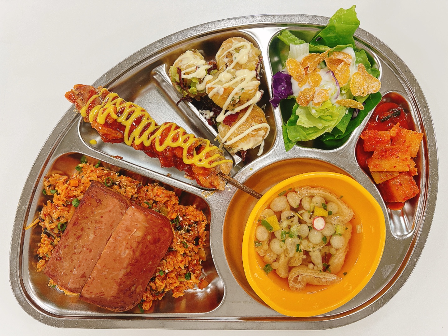 김치볶음밥&햄구이5.6.9.10
쌀밥/유부가쓰오장국5.6.7.9
수제후라이드닭꼬치1.5.6.15
갈릭알감자버터구이1.2.5.10
시리얼토핑샐러드1.2.5
깍두기6.9
파인애플_이미지